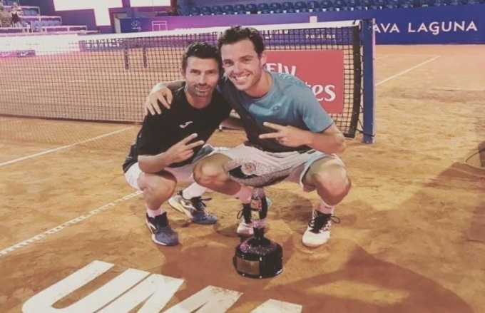Cecchinato và Vagnozzi (trái) mừng một danh hiệu của tay vợt trẻ người Italy năm 2018. Ảnh: picenotime