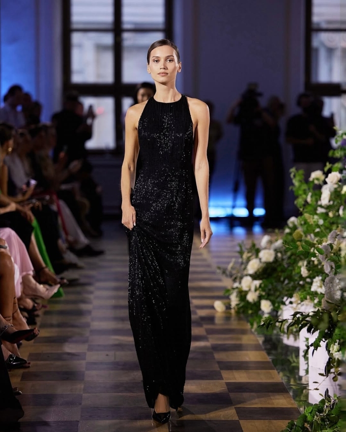 Kseniya Alexandrova trên sàn diễn thời trang. Ảnh: Women