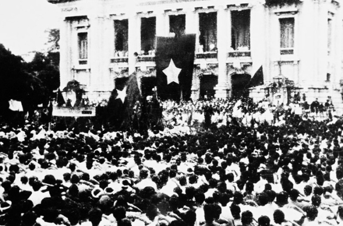Cuộc mít tinh tại Nhà hát Lớn ngày 19/8/1945. Ảnh tư liệu