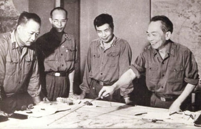 Đại tướng Võ Nguyên Giáp, thượng tướng Hoàng Văn Thái và các tướng lĩnh khác chỉ đạo và theo dõi tác chiến trong cuộc Tổng tiến công và nổi dậy mùa xuân 1975. Ảnh tư liệu