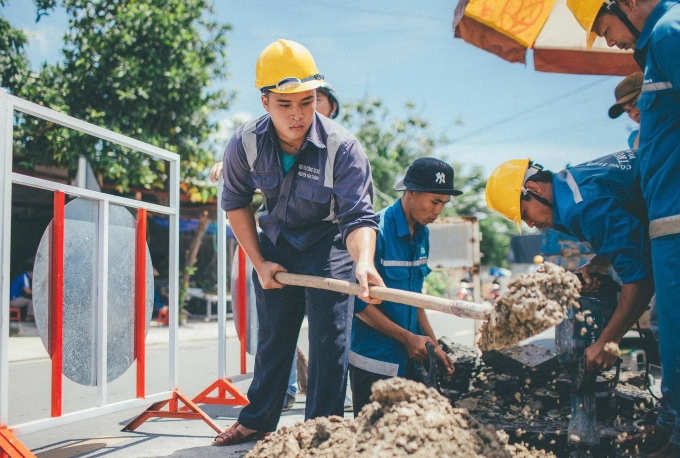 Công nhân Sawaco lắp đặt đường nước luôn mặc đồng phục bảo hộ lao động. Ảnh: Sawaco