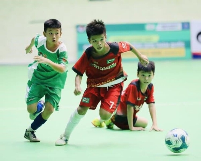 Trương Quốc Việt (áo đỏ) trong một trận đấu tại Giải bóng đá U11 toàn quốc - cúp Nestlé Milo. Ảnh: NVCC