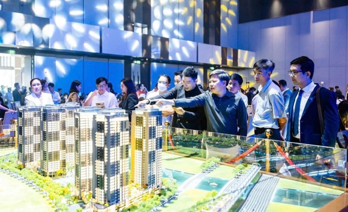 Các chuyên viên kinh doanh tư vấn cho khách hàng tại sự kiện. Ảnh: Đất Xanh