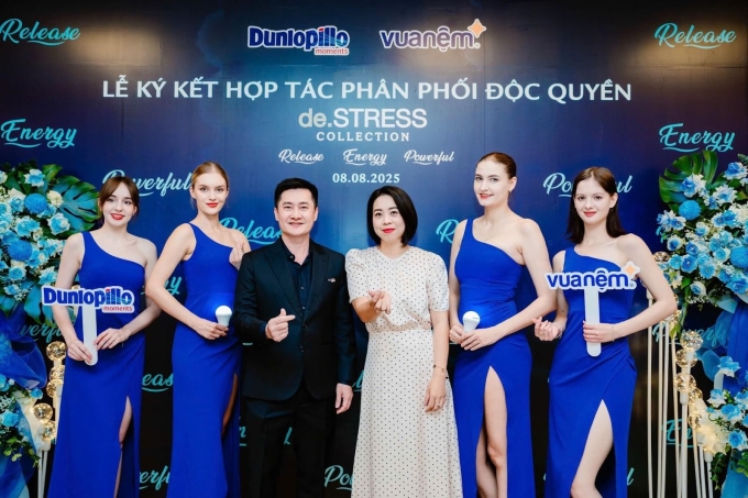 Đại diện Dunlopillo và Vua Nệm chụp hình lưu niệm trong buổi ký kết hợp tác. Ảnh: Dunlopillo