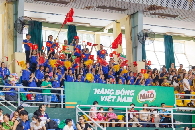 Phụ huynh tiếp sức cho trẻ trong một giải đấu thể thao học đường. Ảnh: NVCC