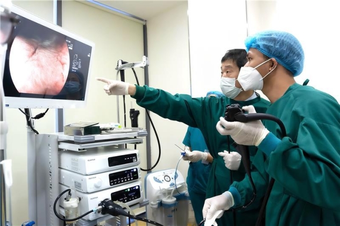 Bác sĩ Doctor Check liên tục được cập nhật kỹ thuật nội soi bởi chuyên gia Nhật Bản. Ảnh: Doctor Check