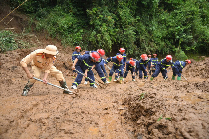 Công an thông đường vào cứu hộ tại Điện Biên. Ảnh: Đài PT-TH Điện Biên