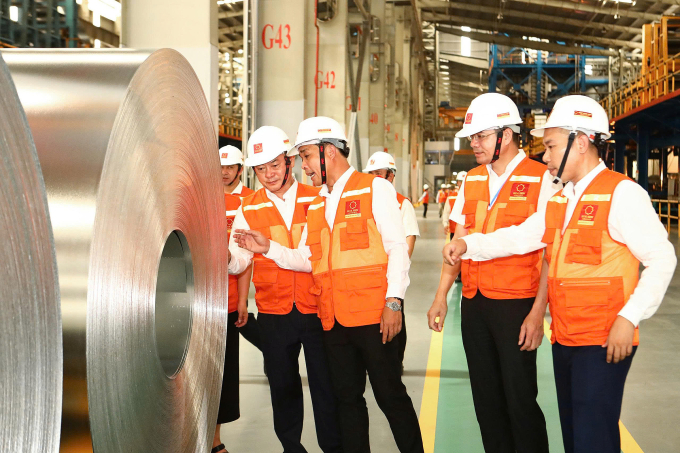 Đại diện công ty giới thiệu về sản phẩm. Ảnh: Hoa Sen
