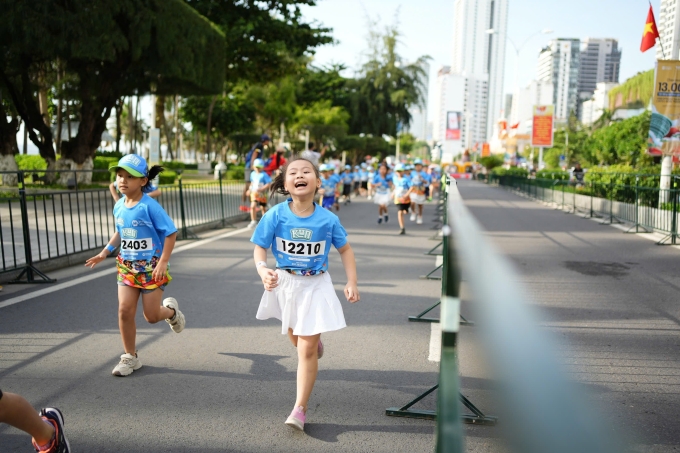 Niềm vui của runner nhí khi tham gia giải. Ảnh: VM