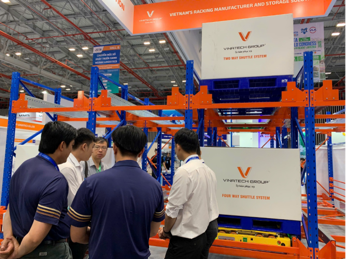 Khách hàng trải nghiệm thực tế các sản phẩm kệ tự động tại gian hàng của Vinatech Group. Ảnh: Vinatech Group
