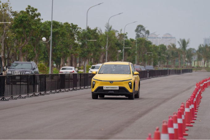 VinFast Limo Green phiên bản màu vàng. Ảnh: Tuấn Vũ