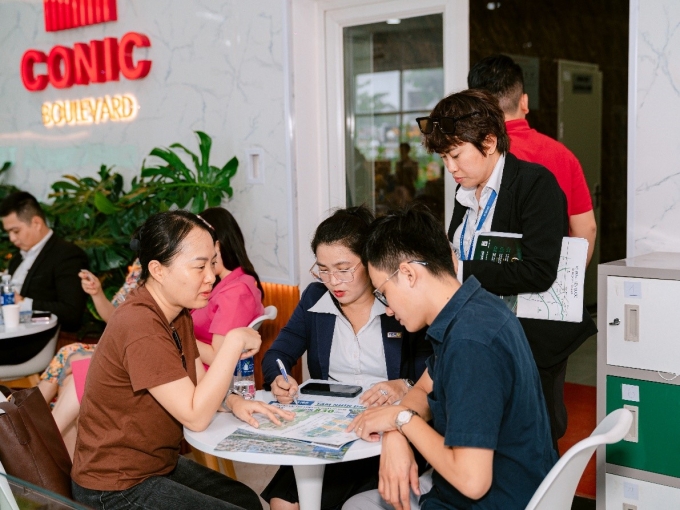 Khách hàng tìm hiểu thông tin ngay tại dự án. Ảnh: EximRS