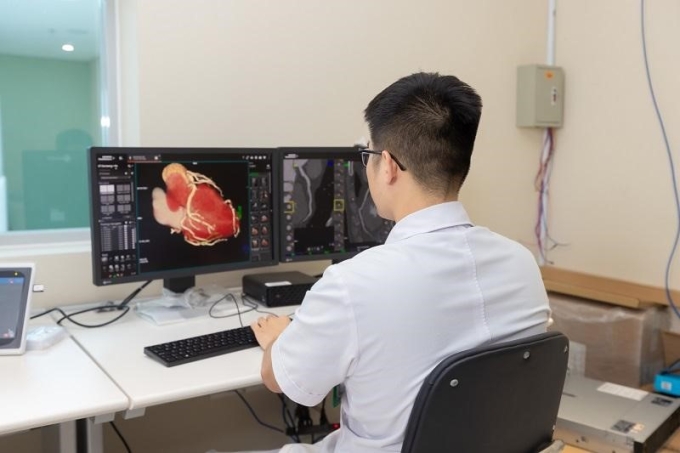 Bác sĩ xem hình ảnh được chụp với Naeotom Alpha. Ảnh: Bệnh viện cung cấp