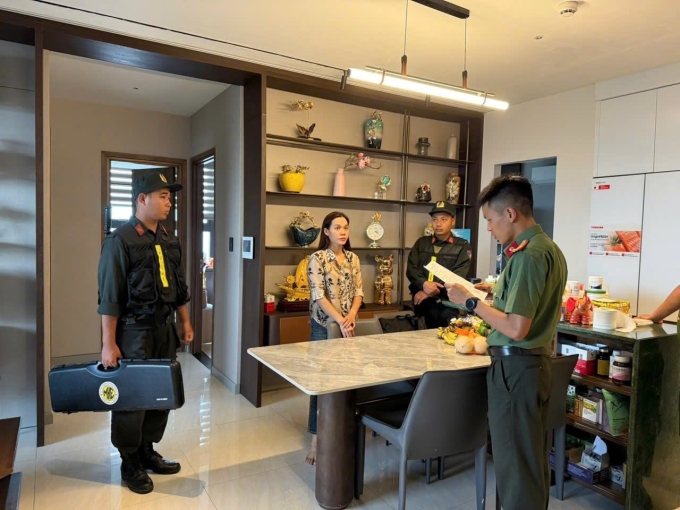 Công an đọc lệnh khởi tố với bị can. Ảnh: Công an cung cấp
