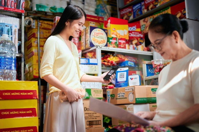 Người dùng sử dụng tính năng VNPAY-QR. Ảnh: VNPAY