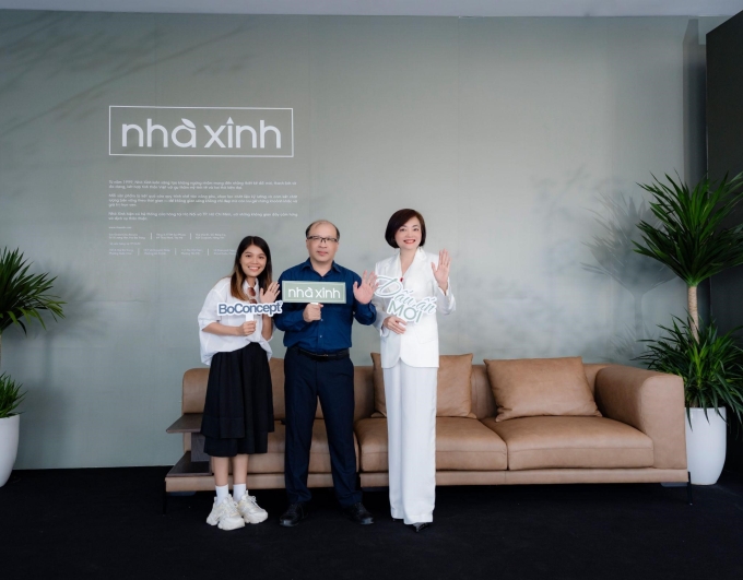 Đại diện thương hiệu và khách mời chụp ảnh với logo mới.