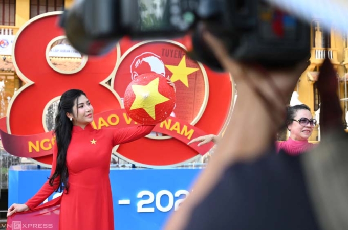 Người dân chụp ảnh tại khu vực gần lăng Chủ tịch Hồ Chí Minh nhân dịp 2/9 vào ngày 12/8. Ảnh: Giang Huy
