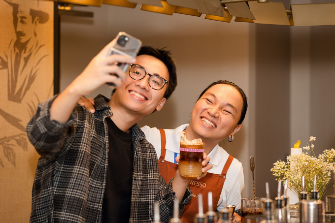 Khách mời (trái) và Jack in bartender trong ngày khai trương. Ảnh: Nespresso