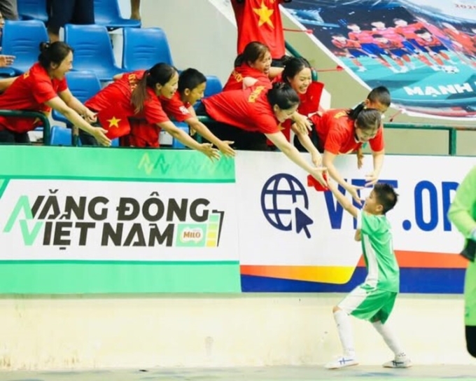 Phụ huynh tiếp sức cho trẻ trong một giải đấu thể thao học đường. Ảnh: NVCC