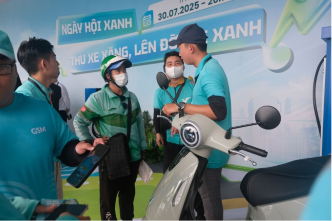 Người dùng tìm hiểu dòng xe máy điện trang bị pin LPF tại một sự kiện. Ảnh: Tuấn Vũ