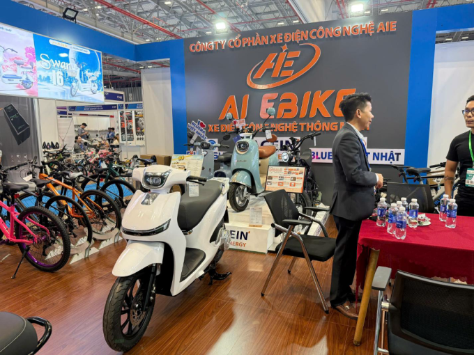 AI Ebike trưng bày dòng xe máy điện AIE EH tại triển lãm. Ảnh: AIE