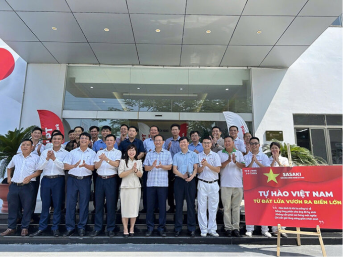 Lãnh đạo UBND tỉnh Bắc Ninh thăm nhà máy Sasaki tại KCN Tiên Sơn. Ảnh: Sasaki