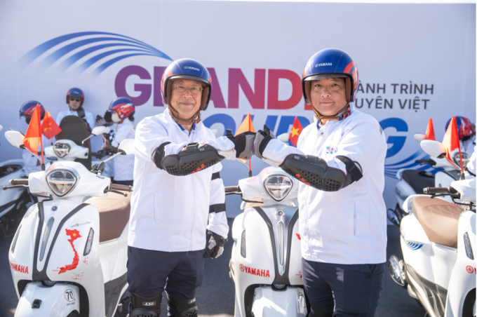 Tổng giám đốc (trái) cùng Phó giám đốc bán hàng và marketing Yamaha Motor Việt Nam trong hành trình tại Hội An. Ảnh: Yamaha