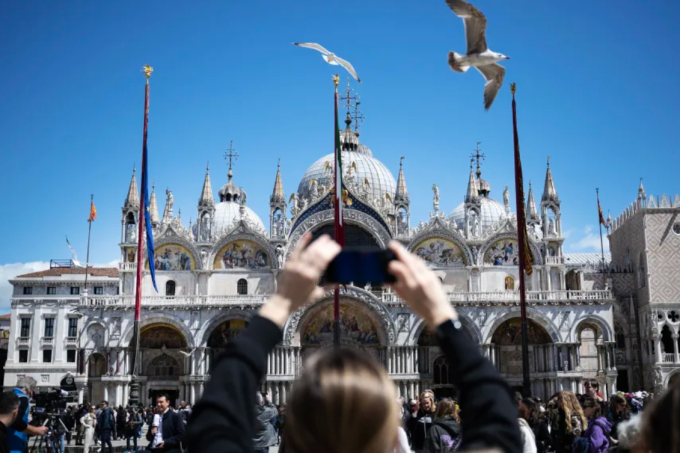 Du khách chen kín đường phố ở Venice. Ảnh: AFP