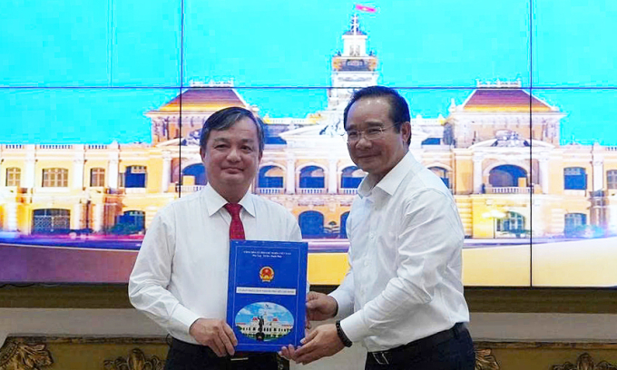 Ông Bùi Minh Trí nhận quyết định Trưởng Ban Quản lý các Khu chế xuất và công nghiệp TP HCM, chiều 22/8. Ảnh: Cổng thông tin TP HCM