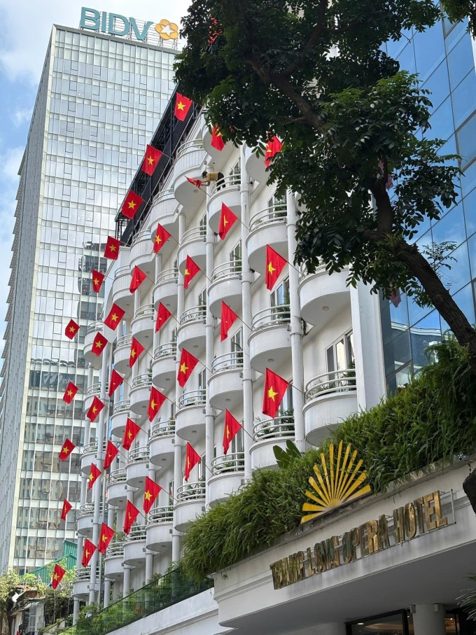 Mặt trước của khách sạn Thăng Long Opera treo kín cờ tổ quốc. Ảnh: Thang Long Opera Hotel