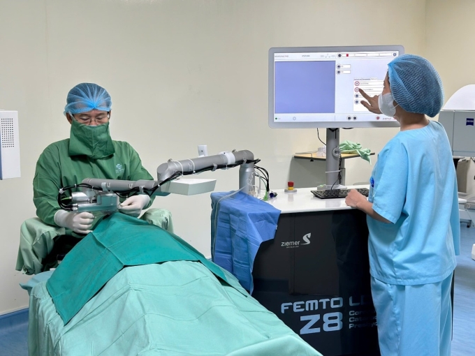 Bác sĩ bệnh viện Mắt Sài Gòn ứng dụng công nghệ Phaco không dao trong điều trị đục thủy tinh thể. Ảnh: Bệnh viện cung cấp