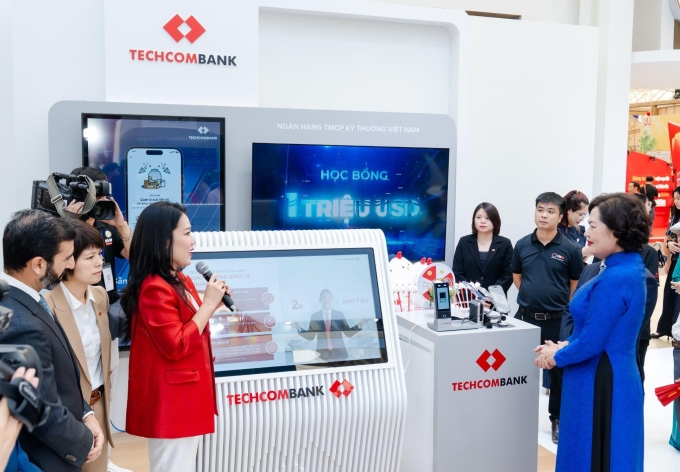 Bà Thái Minh Diễm Tú, Giám đốc Khối Tiếp thị Techcombank giới thiệu sản phẩm với Giám đốc Ngân hàng Nhà nước. Ảnh: Techcombank