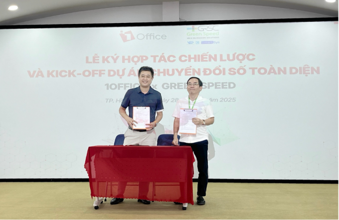 CEO Green Speed (phải) và CEO 1Office ký kết hợp tác chiến lược và khởi động dự án chuyển đổi số toàn diện. Ảnh: 1Office