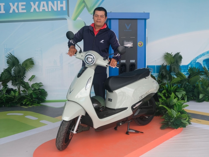 Tài xế Kim Tươi bên chiếc VinFast Evo Grand tại sự kiện. Ảnh: Tuấn Vũ