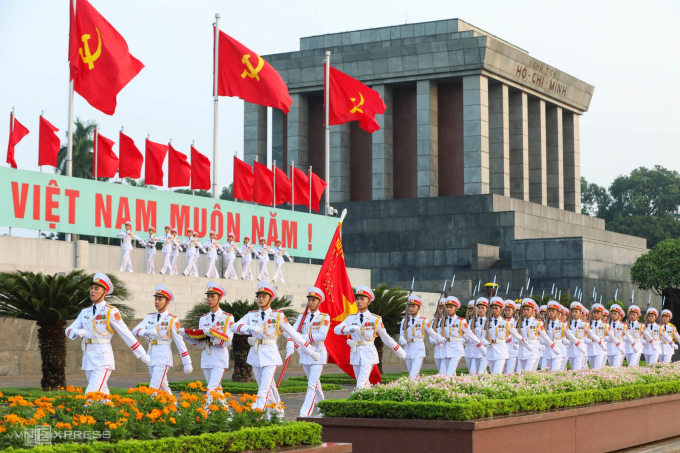 Đội tiêu binh tiến hành nghi lễ chào cờ tại Lăng Chủ tịch Hồ Chí Minh. Anh: Ngọc Thành