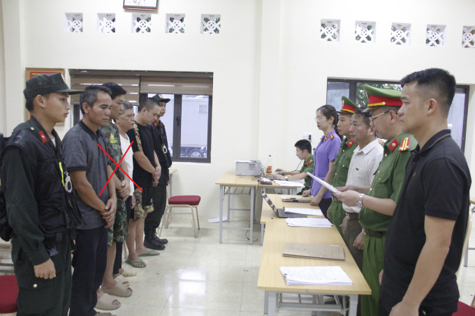 Công an đọc lệnh khởi tố các bị can. Ảnh: Cao Thiên