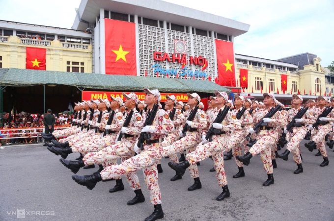 Đoàn chiến sĩ Công an tiến diễu hành qua Ga Hà Nội. Ảnh: Phạm Dự