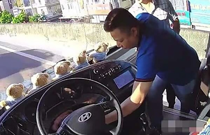Cảnh ông Sơn chạy lên xe khách rút chìa khóa được camera giám sát ghi lại. Ảnh: Cắt từ video