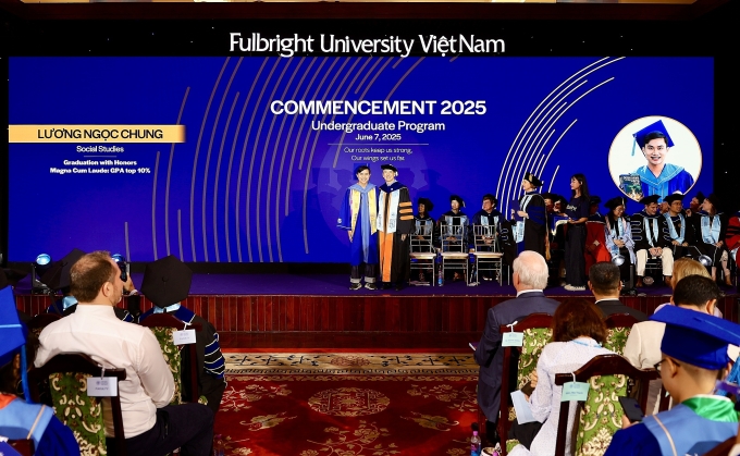 Tân cử nhân Lương Ngọc Chung nhận bằng tốt nghiệp. Ảnh: Fulbright