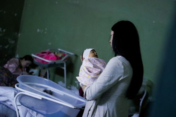 Ukraine: Khoảnh khắc sinh nở dưới hầm trú bom thời chiến