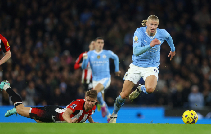 Haaland tăng tốc, ghi bàn giúp Man City hạ Brentford 1-0 ở trận đá bù vòng 18 Ngoại hạng Anh trên sân Etihad ngày 20/2/2024. Ảnh: Reuters