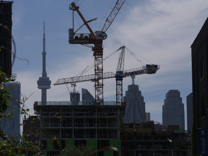 Công trường xây dựng ở Toronto, Canada, ngày 29/5. Ảnh: Reuters