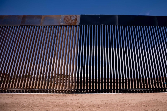 Một phần của bức tường biên giới Mỹ - Mexico được sơn đen, ngày 19/8. Ảnh: Reuters