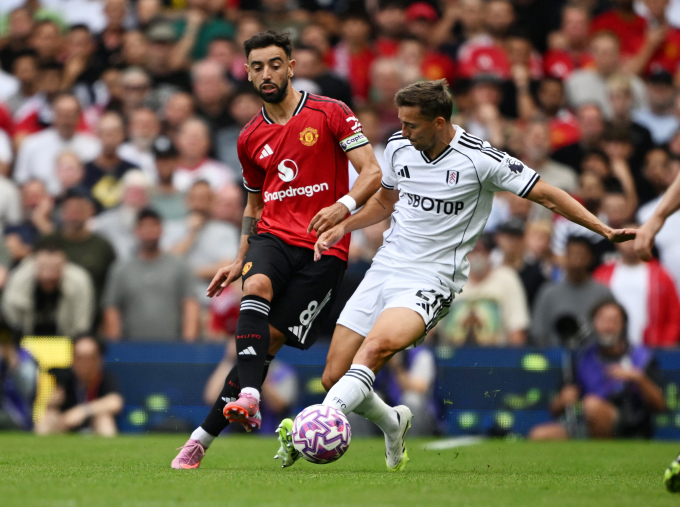 Bruno Fernandes tranh chấp với Timothy Castagne trong trận Man Utd hòa Fulham 1-1 ở vòng 2 Ngoai hạng Anh trên sân Craven Cottage, London ngày 24/8/2025. Ảnh: Reuters