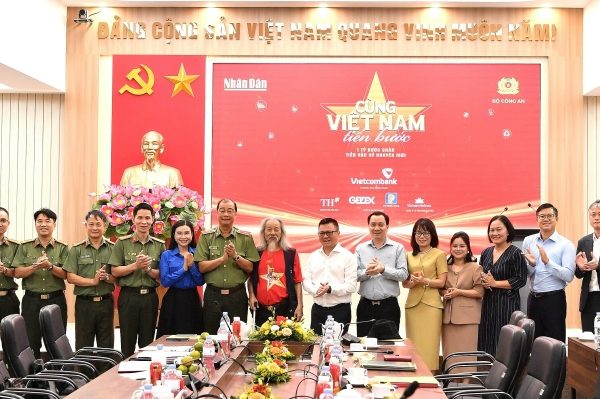 Vietcombank đồng hành ‘Cùng Việt Nam tiến bước’: Hỗ trợ cộng đồng