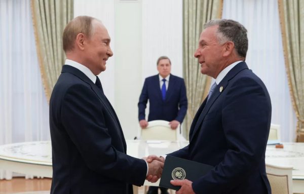 Putin trao huân chương cho con trai quan chức CIA: Báo Mỹ đưa tin