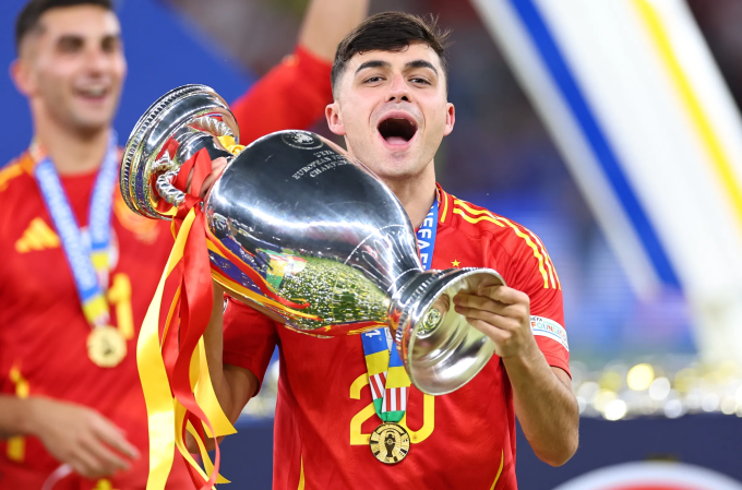 Pedri mừng chức vô địch Euro 2024 cùng tuyển Tây Ban Nha.