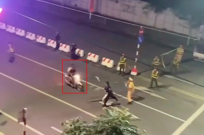 Hình ảnh hai thanh niên thông chốt, đâm vào cảnh sát bị ghi lại. Ảnh: Cắt từ video