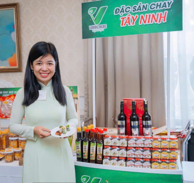 Chị Vương Ngọc cùng các sản phẩm chay từ trái điều. Ảnh: NVCC