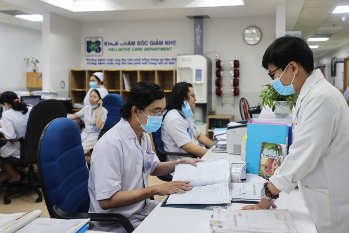 Bác sĩ, nhân viên y tế làm việc tại Bệnh viện Ung Bướu TP HCM cơ sở 2. Ảnh: Quỳnh Trần